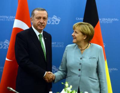 Handschlag zwischen Merkel und Erdogan, absolut skandalös. Ist diese Frau wirklich Deutsche?